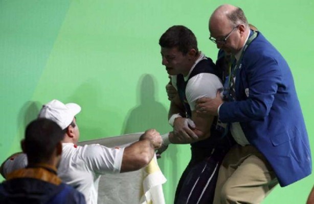 Foto - Genç haltercinin kolu ters döndü