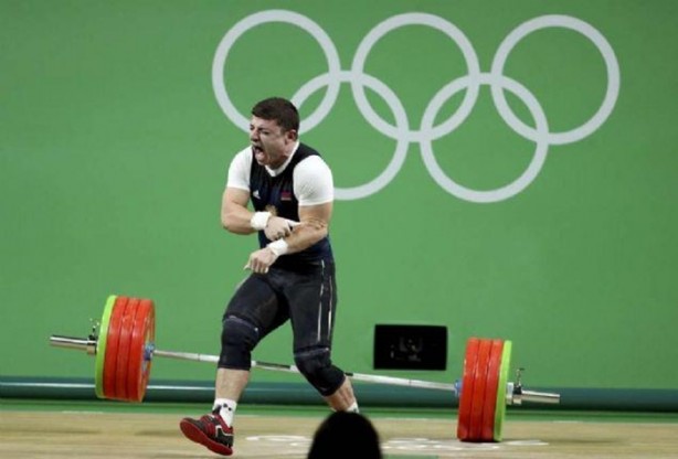 Foto - Genç haltercinin kolu ters döndü