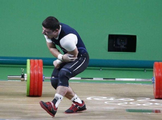 Foto - Genç haltercinin kolu ters döndü