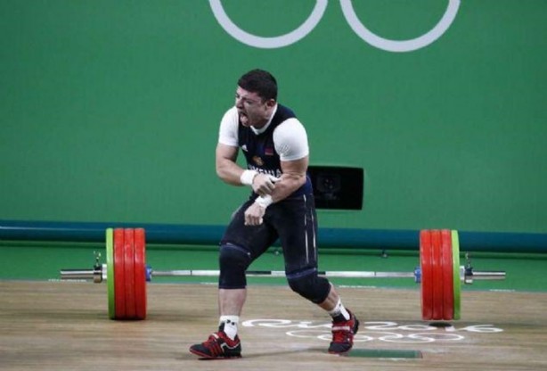 Foto - Genç haltercinin kolu ters döndü