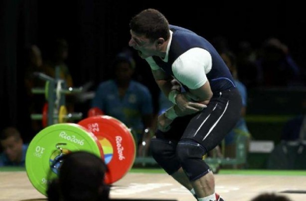 Foto - Genç haltercinin kolu ters döndü