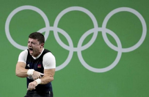 Foto - Genç haltercinin kolu ters döndü