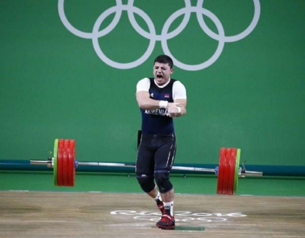 Foto - Genç haltercinin kolu ters döndü