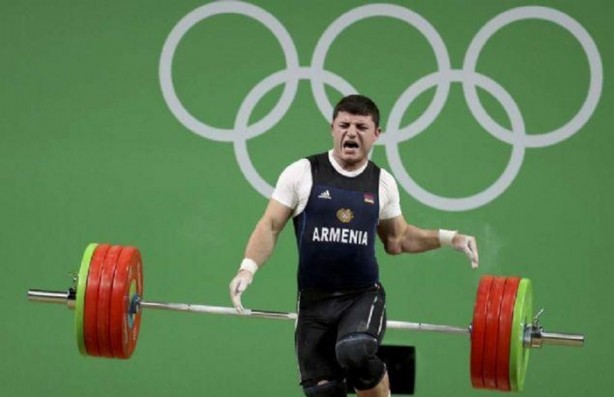 Foto - Genç haltercinin kolu ters döndü