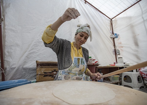 Genç kadın hayata böyle tutunuyor