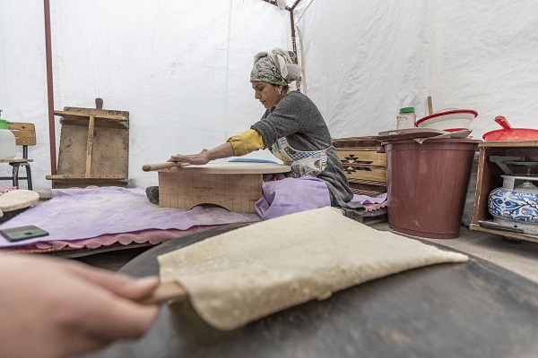 Foto - Genç kadın hayata böyle tutunuyor