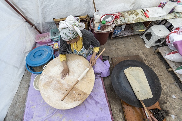 Foto - Genç kadın hayata böyle tutunuyor