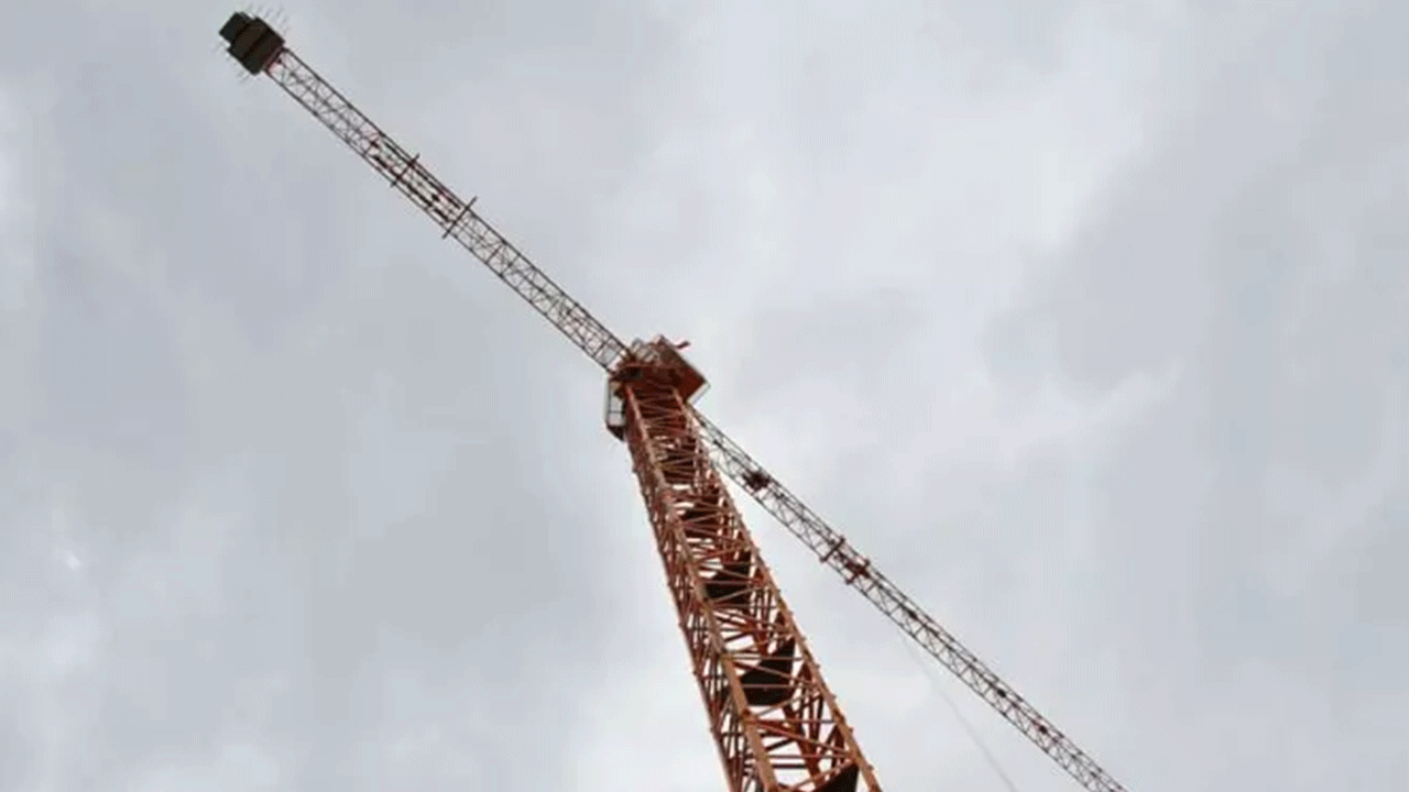 Foto - Genç kadın herkesi şaşırttı: Mesleğini bırakıp vinç operatörü oldu!