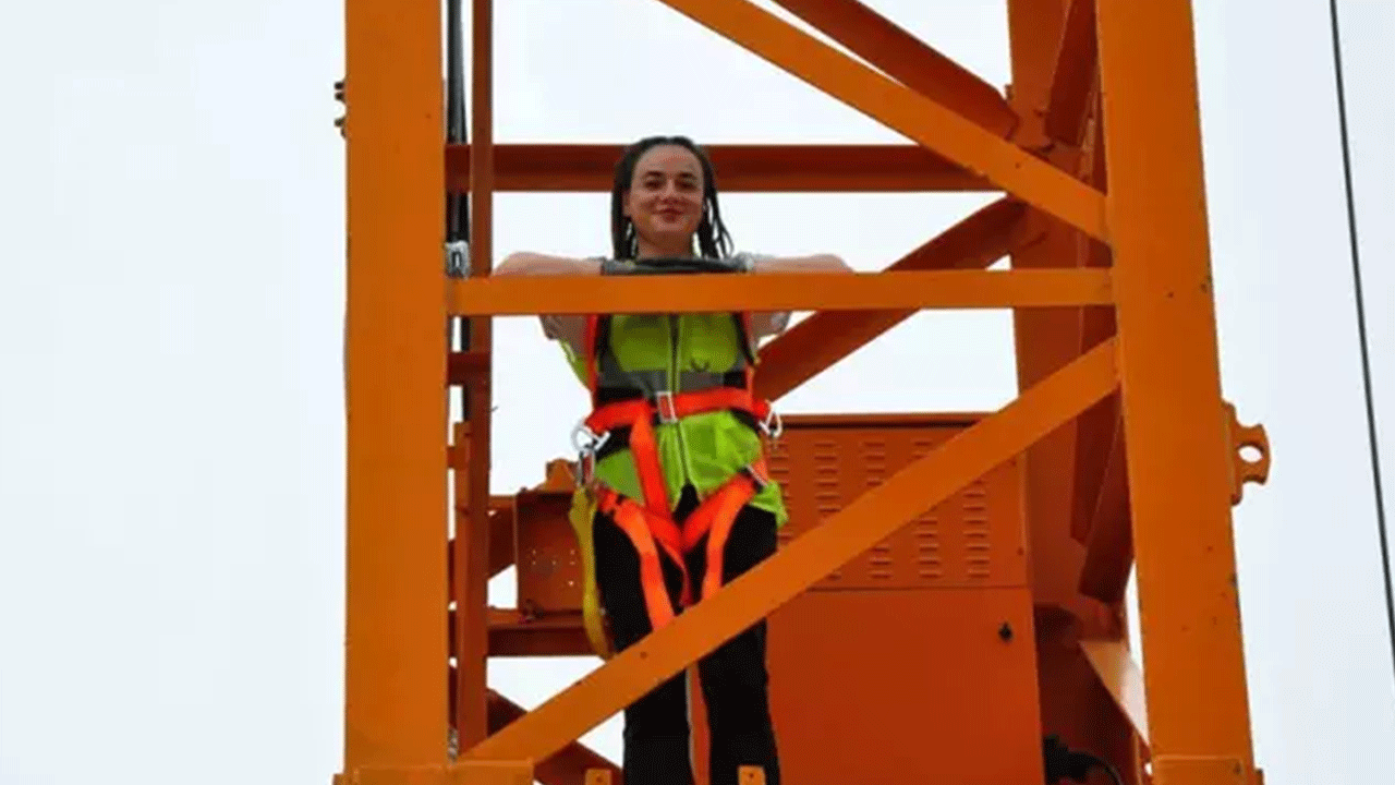 Foto - Genç kadın herkesi şaşırttı: Mesleğini bırakıp vinç operatörü oldu!