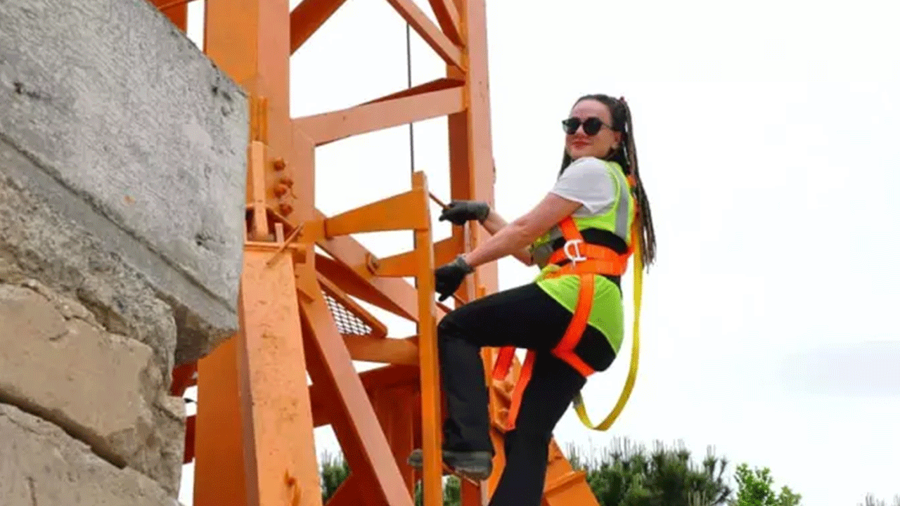 Foto - Genç kadın herkesi şaşırttı: Mesleğini bırakıp vinç operatörü oldu!