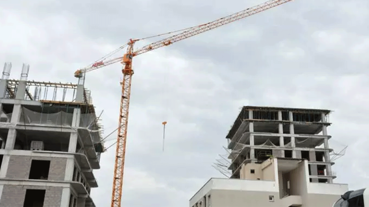 Foto - Genç kadın herkesi şaşırttı: Mesleğini bırakıp vinç operatörü oldu!