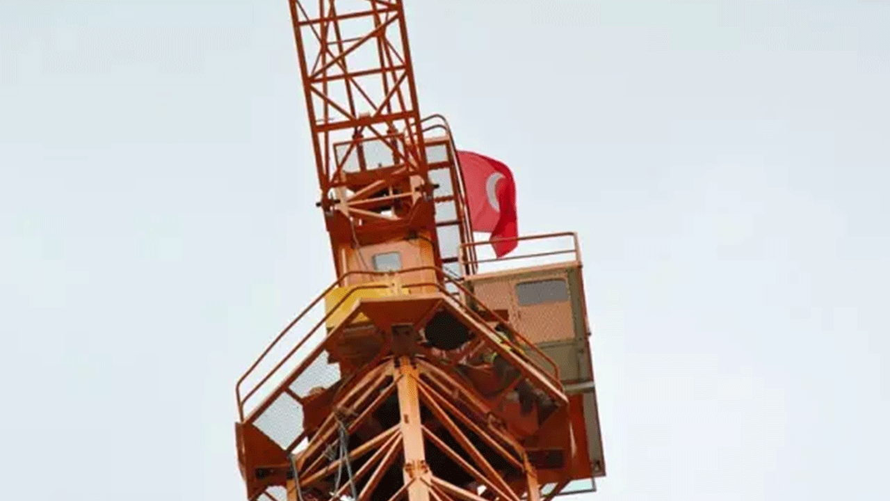 Foto - Genç kadın herkesi şaşırttı: Mesleğini bırakıp vinç operatörü oldu!