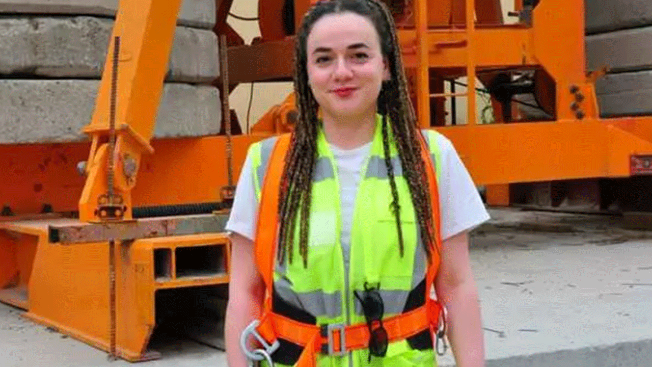 Foto - Genç kadın herkesi şaşırttı: Mesleğini bırakıp vinç operatörü oldu!