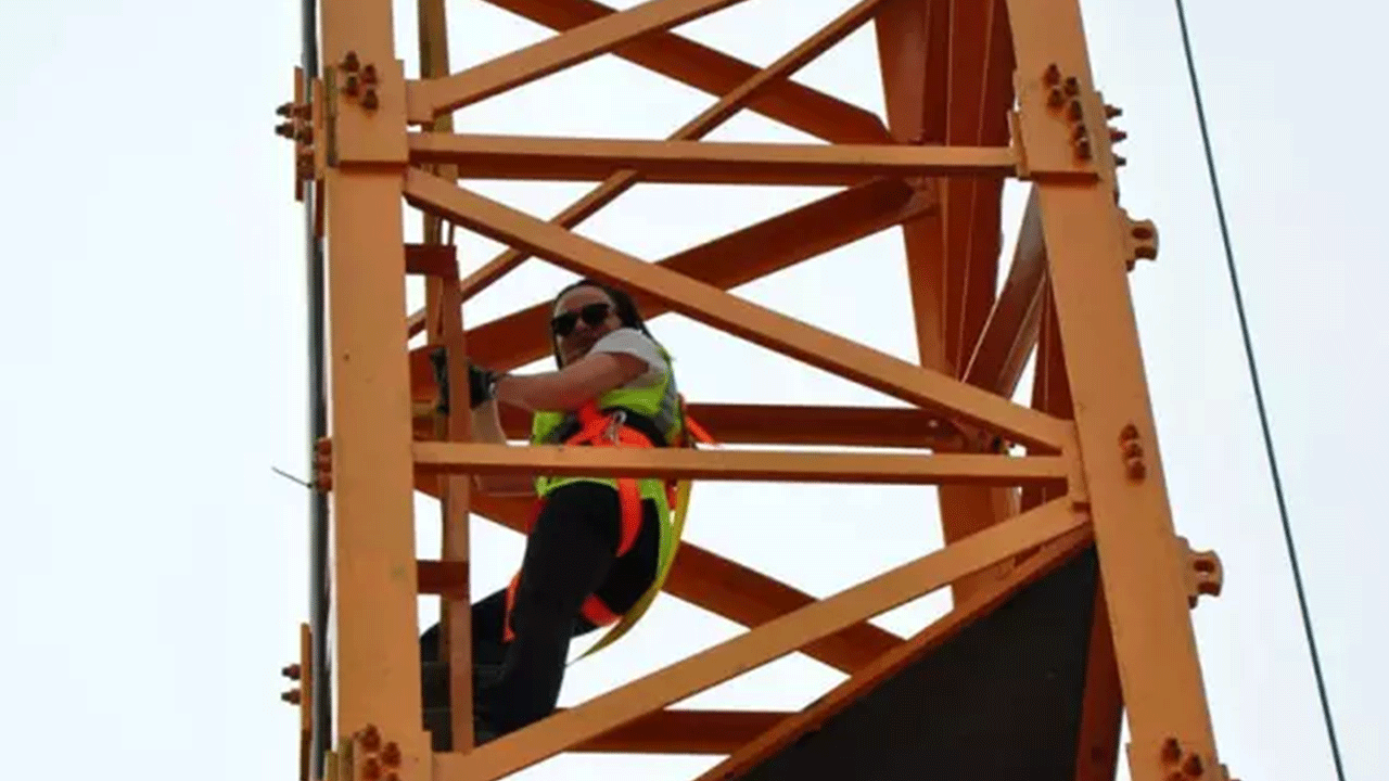 Foto - Genç kadın herkesi şaşırttı: Mesleğini bırakıp vinç operatörü oldu!