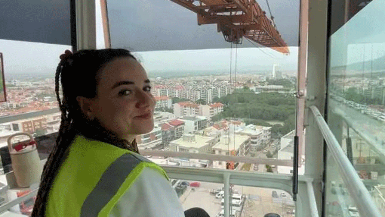 Foto - Genç kadın herkesi şaşırttı: Mesleğini bırakıp vinç operatörü oldu!