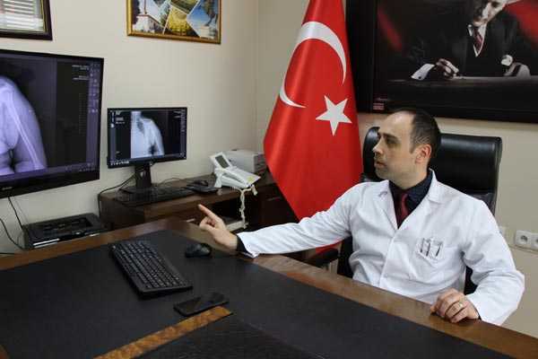 Foto - Genç kızın vücudundan metal çıkıyor!