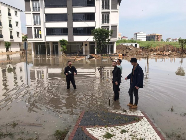 Foto - Gençlerden CHP'li belediyeye dikkat çeken tepki: Göle dönen yolda balık tuttular