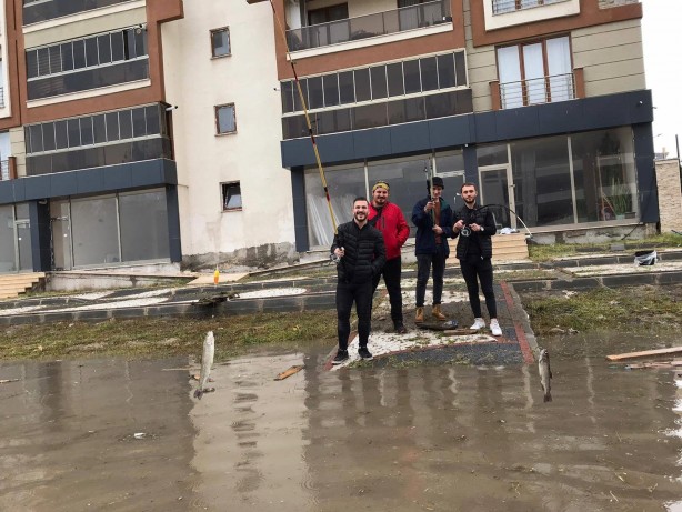 Foto - Gençlerden CHP'li belediyeye dikkat çeken tepki: Göle dönen yolda balık tuttular