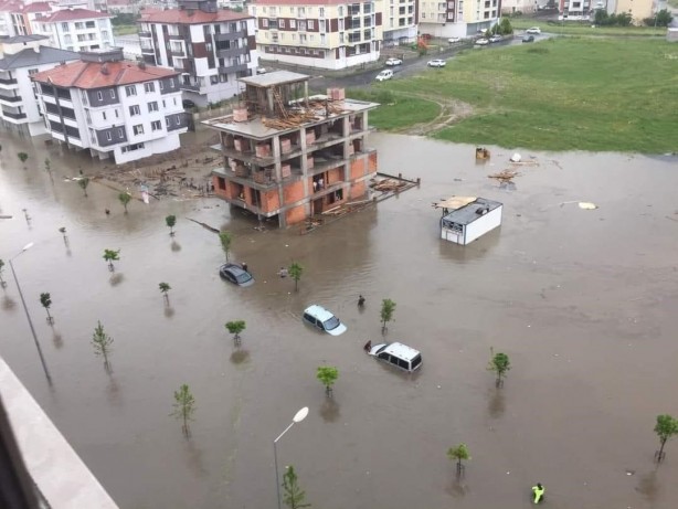 Gençlerden CHP'li belediyeye dikkat çeken tepki: Göle dönen yolda balık tuttular