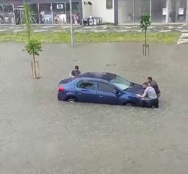 Foto - Gençlerden CHP'li belediyeye dikkat çeken tepki: Göle dönen yolda balık tuttular