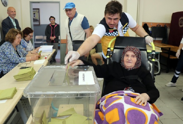 Foto - Gençlere taş çıkarttı! 91'lik Sebahat Nine oy kullanmaya böyle gitti