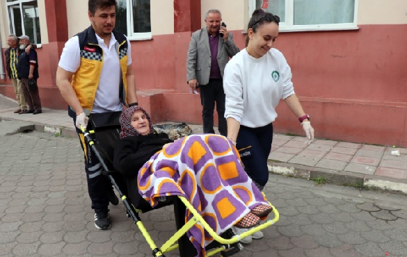 Foto - Gençlere taş çıkarttı! 91'lik Sebahat Nine oy kullanmaya böyle gitti