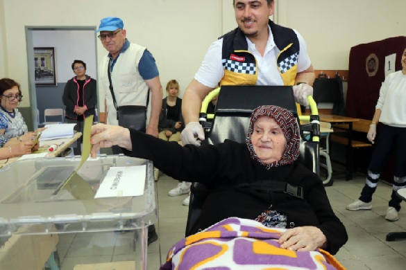 Gençlere taş çıkarttı! 91'lik Sebahat Nine oy kullanmaya böyle gitti