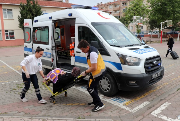 Foto - Gençlere taş çıkarttı! 91'lik Sebahat Nine oy kullanmaya böyle gitti