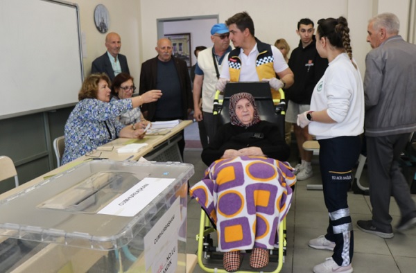 Foto - Gençlere taş çıkarttı! 91'lik Sebahat Nine oy kullanmaya böyle gitti