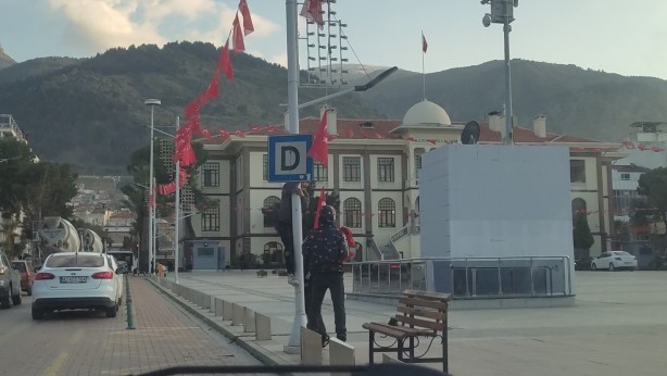 Çocukların yürekleri ısıtan bayrak hassasiyeti! O anlar böyle kaydedildi