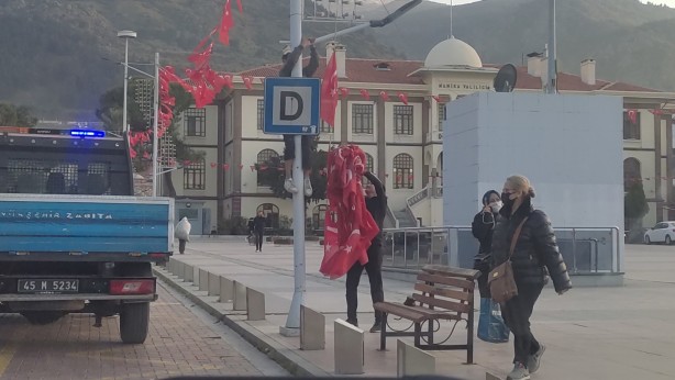 Foto - Çocukların yürekleri ısıtan bayrak hassasiyeti! O anlar böyle kaydedildi