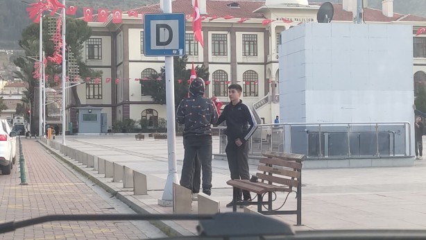 Foto - Çocukların yürekleri ısıtan bayrak hassasiyeti! O anlar böyle kaydedildi