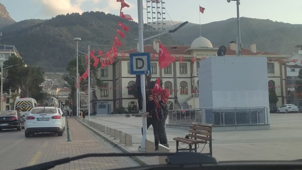 Foto - Çocukların yürekleri ısıtan bayrak hassasiyeti! O anlar böyle kaydedildi