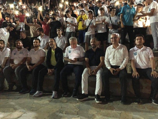 Foto - Gençlerle buluşan Gençlik ve Spor Bakanı, kamp yerini ziyaret etti