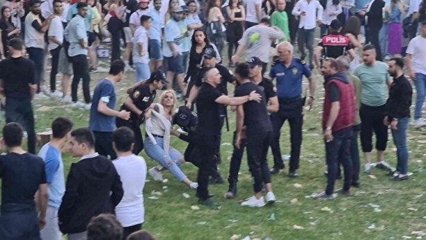 Foto - Gençlik festivali taciz iddiası sonrası karıştı! Tekme ve yumruklar havada uçuştu