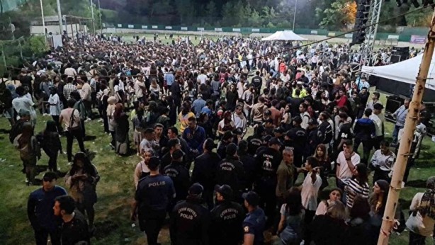 Foto - Gençlik festivali taciz iddiası sonrası karıştı! Tekme ve yumruklar havada uçuştu