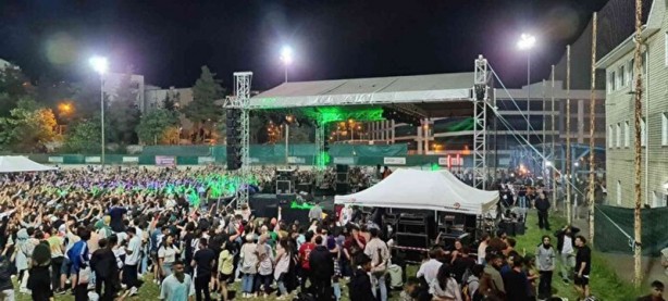 Foto - Gençlik festivali taciz iddiası sonrası karıştı! Tekme ve yumruklar havada uçuştu