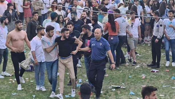Foto - Gençlik festivali taciz iddiası sonrası karıştı! Tekme ve yumruklar havada uçuştu