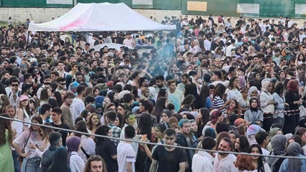 Foto - Gençlik festivali taciz iddiası sonrası karıştı! Tekme ve yumruklar havada uçuştu
