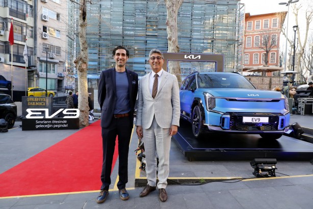 Foto - Geniş ailelere müjde! Kia EV9 Türkiye’ye ezberleri bozmaya geldi! Otomobilin göz alıcı tasarımı ise bir Türk’e ait! Bu devasa aracın fiyatı ne kadar?