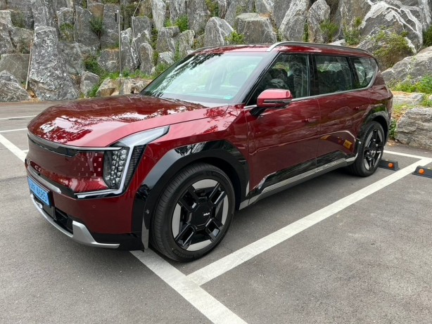 Foto - Geniş ailelere müjde! Kia EV9 Türkiye’ye ezberleri bozmaya geldi! Otomobilin göz alıcı tasarımı ise bir Türk’e ait! Bu devasa aracın fiyatı ne kadar?