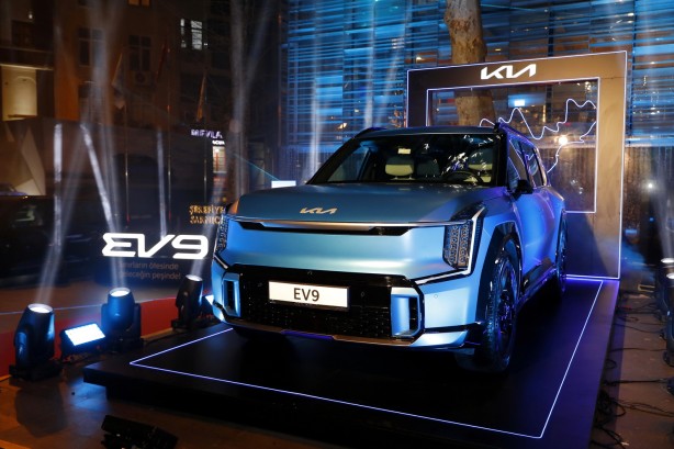 Geniş ailelere müjde! Kia EV9 Türkiye’ye ezberleri bozmaya geldi! Otomobilin göz alıcı tasarımı ise bir Türk’e ait! Bu devasa aracın fiyatı ne kadar?