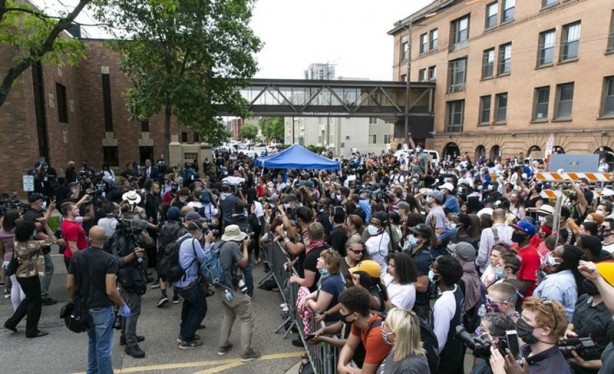 Foto - George Floyd'un cenazesinde dikkat çeken 8 dakika 46 saniye detayı 