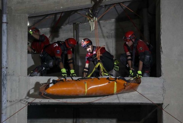Foto - Gerçeği aratmayan 17 Ağustos depremi tatbikatı!
