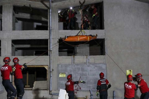 Foto - Gerçeği aratmayan 17 Ağustos depremi tatbikatı!