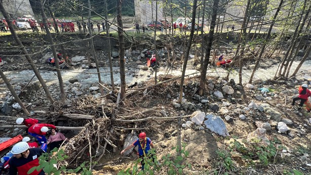 Foto - Gerçeği aratmayan kaza tatbikatı! Dereye uçan traktörden yaralıları böyle kurtardılar