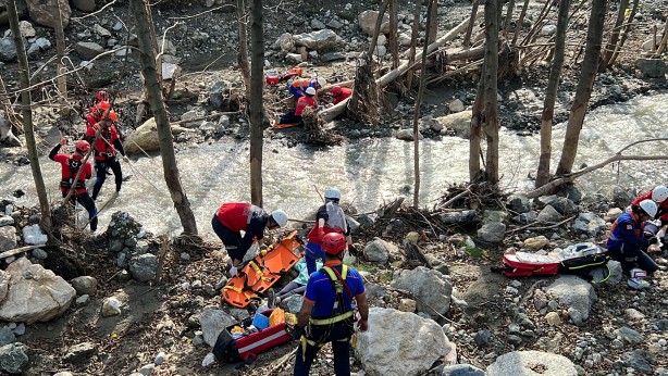 Foto - Gerçeği aratmayan kaza tatbikatı! Dereye uçan traktörden yaralıları böyle kurtardılar