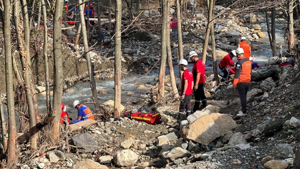 Foto - Gerçeği aratmayan kaza tatbikatı! Dereye uçan traktörden yaralıları böyle kurtardılar