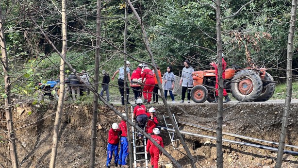 Foto - Gerçeği aratmayan kaza tatbikatı! Dereye uçan traktörden yaralıları böyle kurtardılar
