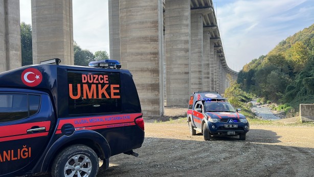 Foto - Gerçeği aratmayan kaza tatbikatı! Dereye uçan traktörden yaralıları böyle kurtardılar